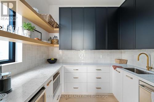 102 Edgewater Boulevard, Middlesex Centre (Komoka), ON - Indoor Photo Showing Kitchen With Upgraded Kitchen