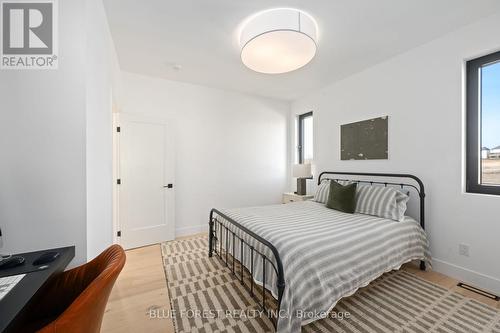 102 Edgewater Boulevard, Middlesex Centre (Komoka), ON - Indoor Photo Showing Bedroom