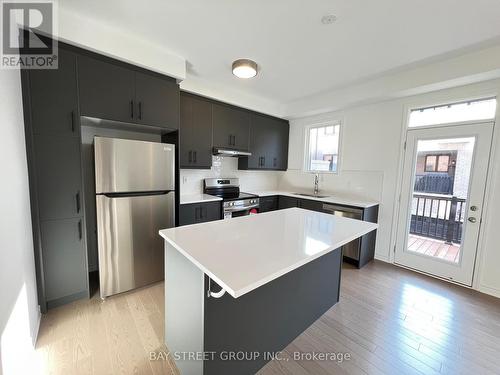 3074 Merrick Road, Oakville, ON - Indoor Photo Showing Kitchen With Upgraded Kitchen