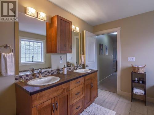 644 Victoria Drive Unit# 102, Penticton, BC - Indoor Photo Showing Bathroom