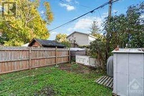 Fenced back yard - 813 Maplewood Avenue, Ottawa, ON - Outdoor