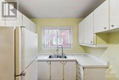 813 Maplewood Avenue, Ottawa, ON - Indoor Photo Showing Kitchen