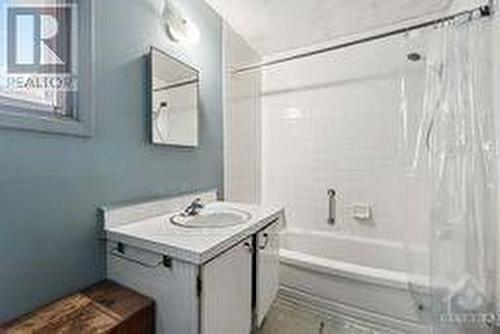 813 Maplewood Avenue, Ottawa, ON - Indoor Photo Showing Bathroom