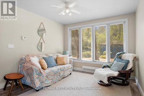 61 Earl Street, Wasaga Beach, ON - Indoor Photo Showing Living Room