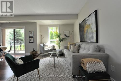 109 - 3170 Erin Mills Parkway, Mississauga, ON - Indoor Photo Showing Living Room