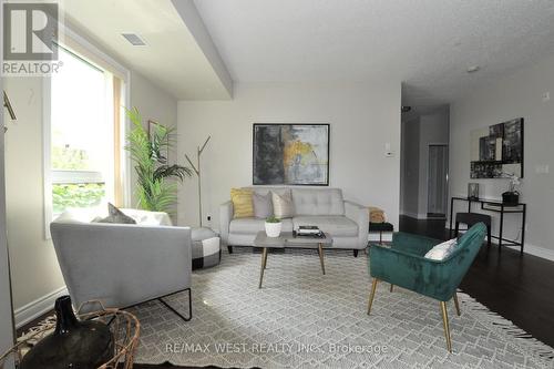 109 - 3170 Erin Mills Parkway, Mississauga, ON - Indoor Photo Showing Living Room