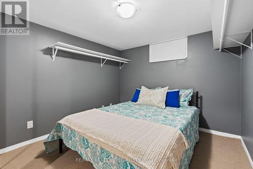 7448 Wanless Street, Niagara Falls, ON - Indoor Photo Showing Bedroom