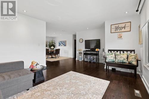 7448 Wanless Street, Niagara Falls, ON - Indoor Photo Showing Living Room