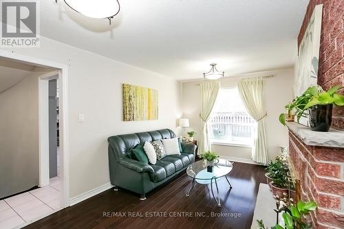 5256 Castlefield Drive, Mississauga, ON - Indoor Photo Showing Living Room