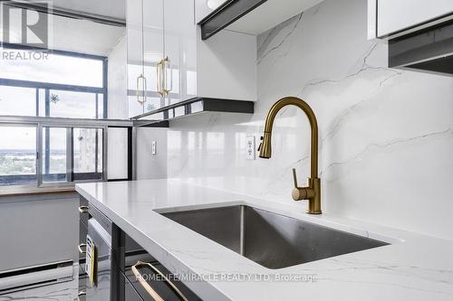 1703 - 15 Kensington Road, Brampton, ON - Indoor Photo Showing Kitchen