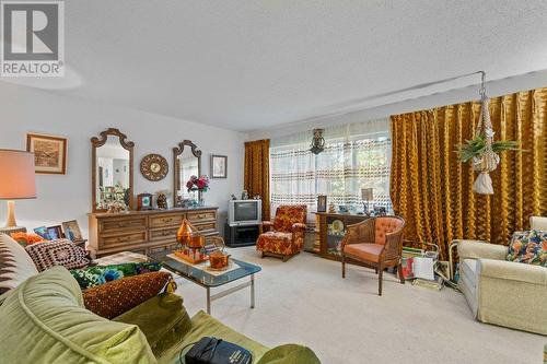 4750 70 Avenue, Salmon Arm, BC - Indoor Photo Showing Living Room