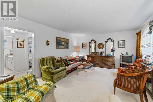 4750 70 Avenue, Salmon Arm, BC - Indoor Photo Showing Living Room