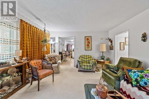 4750 70 Avenue, Salmon Arm, BC - Indoor Photo Showing Living Room