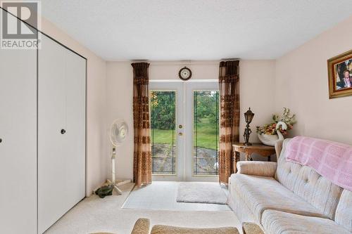 4750 70 Avenue, Salmon Arm, BC - Indoor Photo Showing Living Room