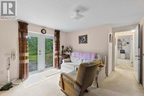 4750 70 Avenue, Salmon Arm, BC - Indoor Photo Showing Living Room