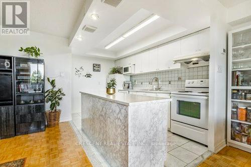 611 - 10 Stonehill Court S, Toronto, ON - Indoor Photo Showing Kitchen