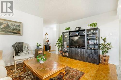 611 - 10 Stonehill Court S, Toronto, ON - Indoor Photo Showing Living Room