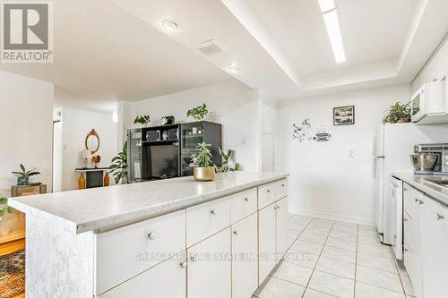 611 - 10 Stonehill Court S, Toronto, ON - Indoor Photo Showing Kitchen