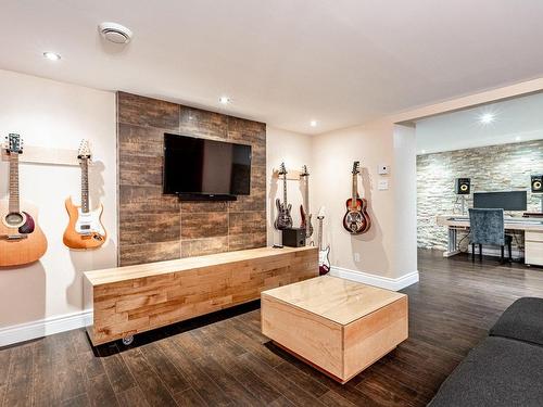 Salon - 3295 Rue Des Sous-Bois, Sherbrooke (Brompton/Rock Forest/Saint-Élie/Deauville), QC - Indoor Photo Showing Living Room With Fireplace