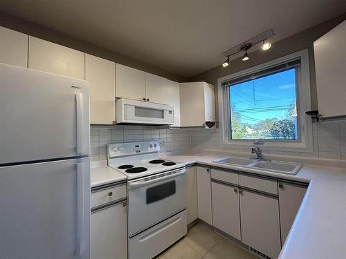 625 Third Street W, Fort Frances, ON - Indoor Photo Showing Kitchen With Double Sink