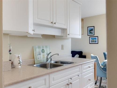 1505-647 Michigan St, Victoria, BC - Indoor Photo Showing Kitchen With Double Sink