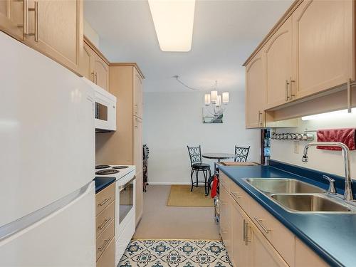 1403-647 Michigan St, Victoria, BC - Indoor Photo Showing Kitchen With Double Sink