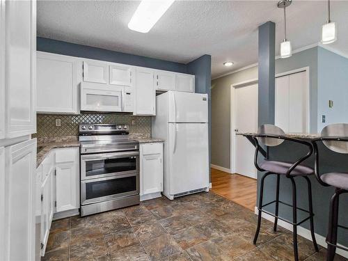 202-1000 Esquimalt Rd, Esquimalt, BC - Indoor Photo Showing Kitchen