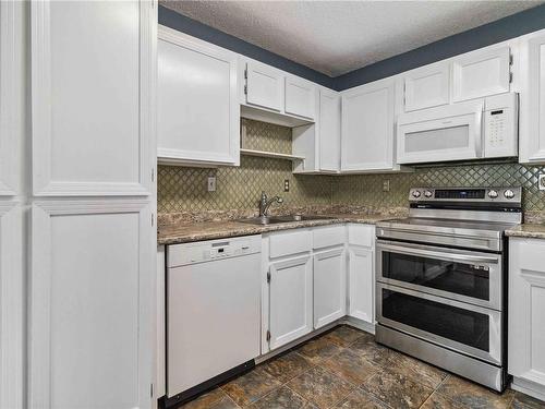 202-1000 Esquimalt Rd, Esquimalt, BC - Indoor Photo Showing Kitchen With Double Sink