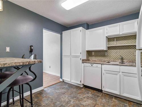 202-1000 Esquimalt Rd, Esquimalt, BC - Indoor Photo Showing Kitchen