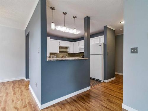 202-1000 Esquimalt Rd, Esquimalt, BC - Indoor Photo Showing Kitchen