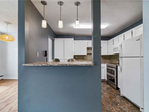 202-1000 Esquimalt Rd, Esquimalt, BC - Indoor Photo Showing Kitchen