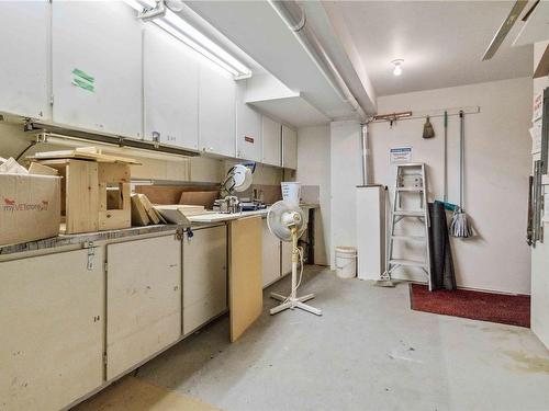 202-1000 Esquimalt Rd, Esquimalt, BC - Indoor Photo Showing Laundry Room