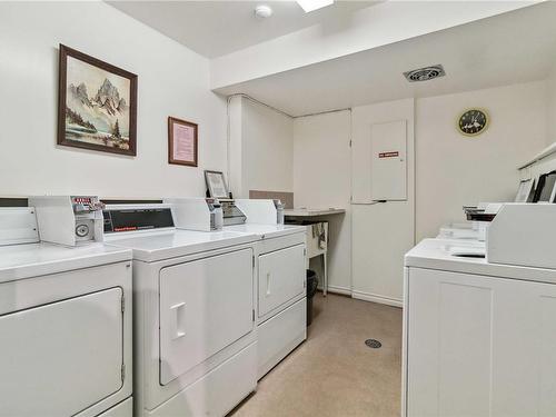 202-1000 Esquimalt Rd, Esquimalt, BC - Indoor Photo Showing Laundry Room