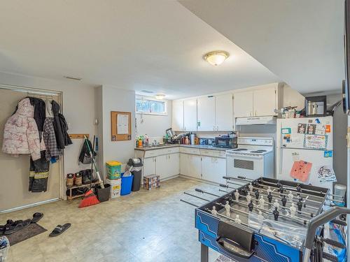 841 Pembroke Ave, Kamloops, BC - Indoor Photo Showing Kitchen