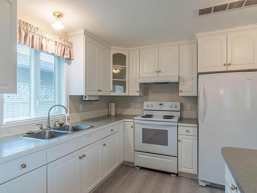 1562 Nicolani Crt, Kamloops, BC - Indoor Photo Showing Kitchen With Double Sink