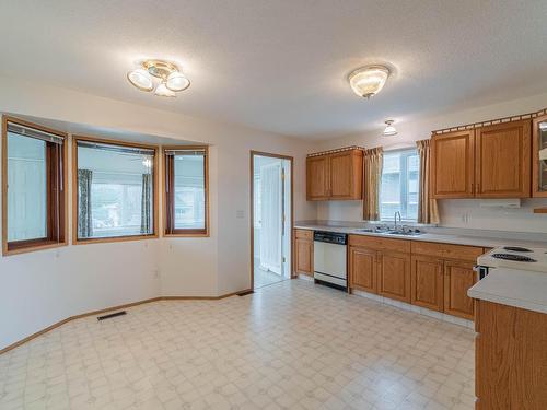 1562 Nicolani Crt, Kamloops, BC - Indoor Photo Showing Kitchen