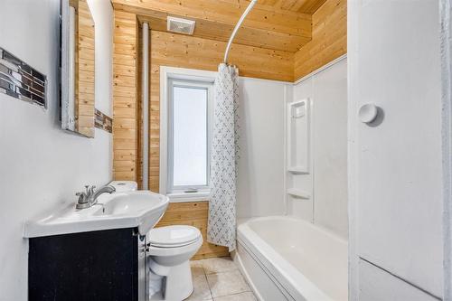 558 Mountain Avenue, Winnipeg, MB - Indoor Photo Showing Bathroom