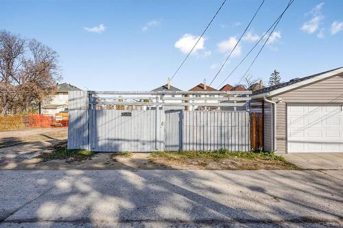 558 Mountain Avenue, Winnipeg, MB - Outdoor