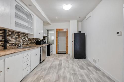 558 Mountain Avenue, Winnipeg, MB - Indoor Photo Showing Kitchen With Double Sink