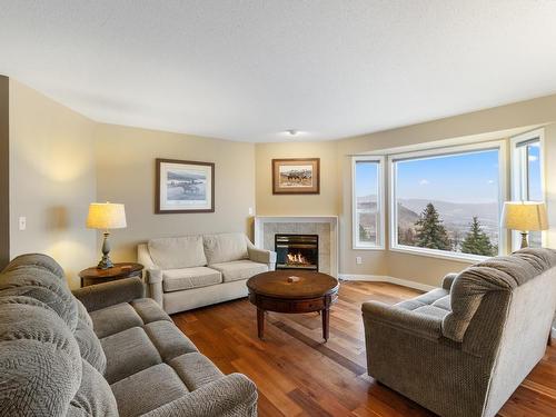 19-2022 Pacific Way, Kamloops, BC - Indoor Photo Showing Living Room With Fireplace