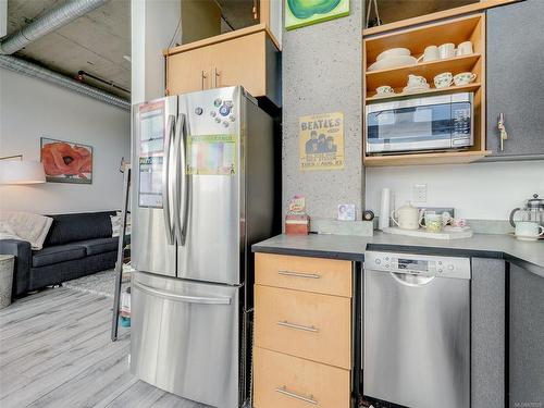 409-1061 Fort St, Victoria, BC - Indoor Photo Showing Kitchen