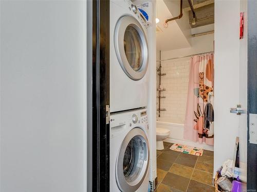 409-1061 Fort St, Victoria, BC - Indoor Photo Showing Laundry Room