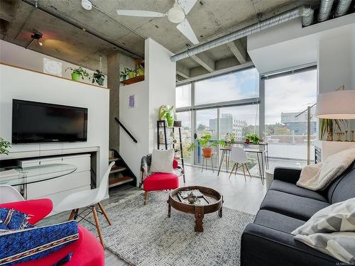 409-1061 Fort St, Victoria, BC - Indoor Photo Showing Living Room