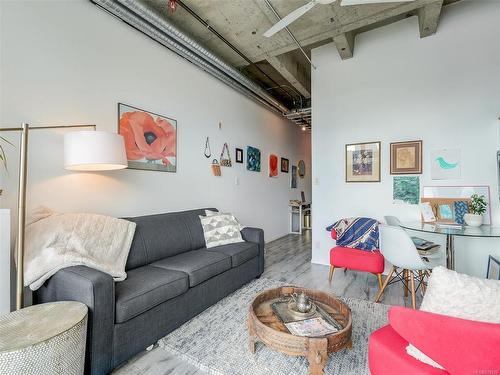 409-1061 Fort St, Victoria, BC - Indoor Photo Showing Living Room