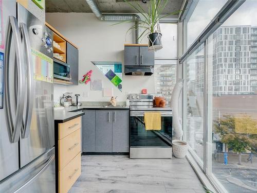 409-1061 Fort St, Victoria, BC - Indoor Photo Showing Kitchen