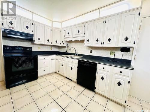 1941 Hillcrest Place, Swift Current, SK - Indoor Photo Showing Kitchen