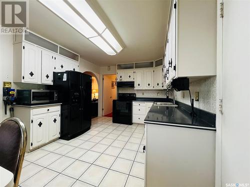 1941 Hillcrest Place, Swift Current, SK - Indoor Photo Showing Kitchen