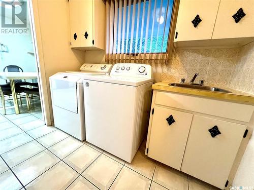 1941 Hillcrest Place, Swift Current, SK - Indoor Photo Showing Laundry Room