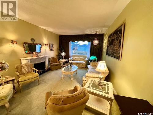 1941 Hillcrest Place, Swift Current, SK - Indoor Photo Showing Living Room