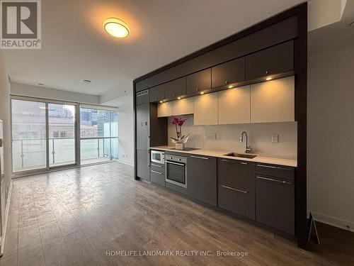 1001 - 15 Grenville Street, Toronto, ON - Indoor Photo Showing Kitchen